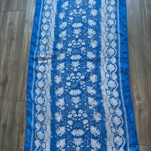 Blue and White Floral scarf - Picture 5 of 5